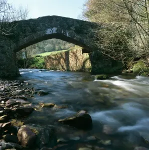 Entdecken Sie Südwestengland: Küste, Landschaft und Reisen: Pferdestreicher Brücke, Exmoor K020606