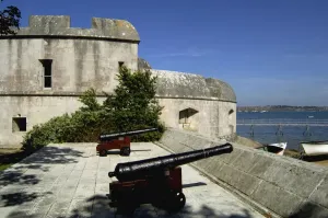 Entdecken Sie Südwestengland: Küste, Landschaft und Reisen: Portlander Festung N40° 03'32