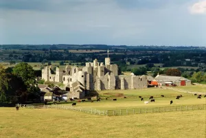 Entdecken Sie England – berühmte Sehenswürdigkeiten und Ausflugsziele: Mittelheim Burg 900428