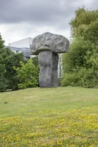 Drucke von Lied (1990-91) von Stephen Cox, befindlich auf der Hügelseite südlich des Keynes-Collegiums), Universität von Kent in Canterbury, Kent. Allgemeiner Blick vom Südenost Zeitgenössische Kunst Drucke: Koch - Lied DP173297