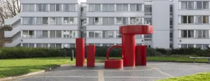 Drucke von Wurzelsgebäude der Universität von Warwick in Coventry im Warwicksiret. Reihe von Formen in Rot von Bernard Schottlander aus dem Jahr 1968 fotografiert wurde vom James O. Davies im Jahr 2015 Zeitgenössische Kunst Drucke: Skotlaner - Reihe von Formen im Rot, DP 18 1025