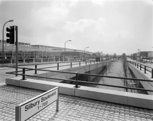 Drucke von Das Einkaufszentrum, Silburboulevard, Milton Keynes. Eine Sicht nach Südwesten entlang des Silbur-Boulevards von der Kreuzung mit Secklow-Gate zeigt das Einkaufszentrum in Milton Keynes Städte in England – Straßen, Skylines und das Leben in der Stadt: Die Stadt Milton Keynes hat die Bezeichnung JLP01_09, 79 und das Jahr 2016