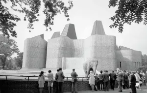 Drucke von Londontierpark Regent's Park Groß-London Allgemeiner Blick auf das Elefanten- und Rinderriesenhaus mit Menschen und einem Elephanten Vereinigtes Königreich Drucke: Elefantenhaus 98_06396
