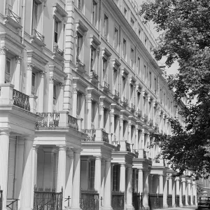 Drucke von Eine Terrasse aus viergeschossigen Häusern im Stil des Neoklassizismus mit vorgelagerten Balkonen über Pfeiler und Balustraden, wahrscheinlich in Kensington Victoriana Drucke: Giebelhäuser A 064780