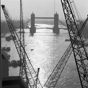 Drucke von TOWER BRIDGE, London. Der Brücke aus der Sicht der Ufergitter im Osten betrachtet Verkehr und Wasserstraßen in England – Eisenbahnen, Kanäle und Straßen: Brückenturm a076902