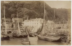 Drucke von Fischerboote im Hafen von Clovelly, gesehen vom Pier, mit dem Red Lion Hotel im Hintergrund, um 1885. Fotograf: James Valentine Historische Fotos aus England – Menschen, Orte und Alltag: Hafen von Clovelly, Devon JRC01_01_067_015