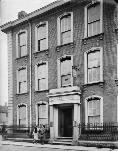 Drucke von Zweite Frauen unterhalten sich am Pflaster vor der Lloyd's Bank an der High-Street in Bromsgrove im Worcestershir Historische Fotos aus England – Menschen, Orte und Alltag: Hoher Weg in Bromsgrove, 1941 A42/00941