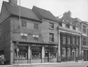 Drucke von Die Hauptstraße, Sutton Coldfield, Birmingham. Die Vorderseite des Gebäudes 20-24 Hauptstraße einschließlich der Räume von Boots Arzneimittelhändlern Historische Fotos aus England – Menschen, Orte und Alltag: Hauptstraße Sutton Coldfield, 1942 a42_03367
