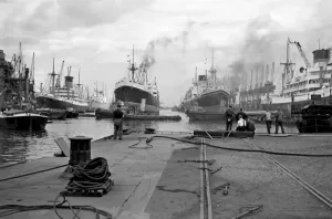 Drucke von KING GEORGE V DOCK, Canning Town, London. Schiffahrt im Hafen mit Arbeitern am Hafenseite vorne (Mitte des 20. Jahrhunderts). Die Arbeiter wurden bis Ende des 19 Verwandte Bilder Drucke: Hafen König Georg V a002109