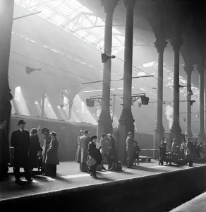 Drucke von Liverpool Street Bahnhof, London. Innenansicht. Fahrgäste auf einer Plattform im Wartebereich des Liverpool Street Bahnhofs warten auf einen Zug. Fotografiert von John Gay Vereinigtes Königreich Drucke: Liverpool Street Bahnhof A 06 3 96