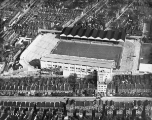 Drucke von Highbury-Stadion, London. Luftaufnahme des Emirates-Stadions der Heimmannschaft von FC Arsenal seit 1913. Fotografiert im Jahr 1932. Sammlung Aerofilms (siehe Verknüpfungen) Verwandte Bilder Drucke: Emirates-Stadion Highbury-Arena (AFL 03 - aerofilms c 1908)