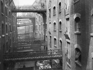 Drucke von Dienstbotenhafen, Shad Thames, London. Blick auf die Gängegien um 1910 unbekannter Fotograf Verwandte Bilder Drucke: Büttler Hafen um 1910 BB87_09668