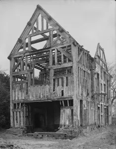 Drucke von Moundslay-Hall, Walkers Heath Road, Wythall, Bromsgrove, Worcestershire. Das Holzbauwerk eines Tudorbaus wiederentdeckt während der Demolierung von Moundslay-Hall Historische Fotos aus England – Menschen, Orte und Alltag: Hügelhall Moundsley A42 01049