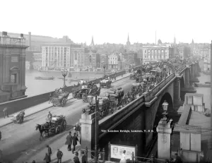 Drucke von LONDONBRÜCKE, Stadt von Londontown. Ein Blick nach Nordwesten über eine hektische Londonbrücke mit Pferdegespannen und Menschenmengen. Die Brücke wurde zwischen 1823 und 1831 erbaut Victoriana Drucke: Londontunnel CC97_01682