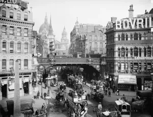 Drucke von LUDGATE CIRCUS, City of London. Ein bunter Straßenblick von Ludgate Circus in Richtung St Pauls Cathedral mit Pferdegesässen-Bussen im Vordergrund und einem Dampfzug auf der Brücke Victoriana Drucke: Ludgate Circus, London CC97 01518