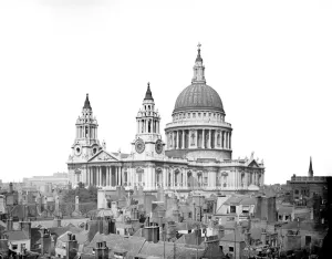 Drucke von ST PAULS DOM, London. Ein Blick über die Dächerdächer nach St Pauls Dom. Der Dom wurde von Sir Christopher Wren zwischen 1675 und 1710 nach dem Vorgängardom durch den Großen Brand Londons erbaut Victoriana Drucke: Paulskirche, Stuttgart 97070