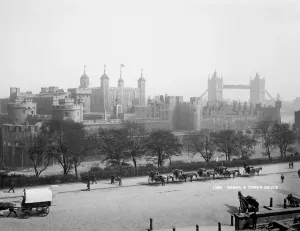 Drucke von Turm von London, Steptey, London. Ein Blick über eine Straße und nach Südost zur Turmhalle mit Hansom-Karren im Vordergrund auf die Fahrgäste wartend. York and Sohn. Datierungszeitraum: 1894-1900 Victoriana Drucke: Turm von London CC97_01606