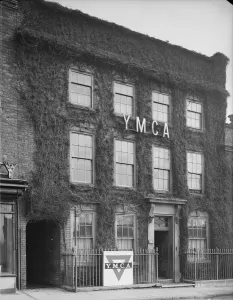 Drucke von YMCA Gasthof am Hauptsitz der Stadt auf dem Highstreet von Sutton Coldfield im birminghamer Landkreis Historische Fotos aus England – Menschen, Orte und Alltag: Wichtige Einrichtung in der YMCA von Sutton Coldfield aus dem Jahr 1942