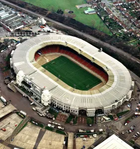 Drucke von WEMBLEY STADION, London. Luftaufnahme des alten Sportplatzes. Wembley veranstaltete mehrere Spiele einschließlich dem Finale der Fußball-Weltmeisterschaft 1966 Verwandte Bilder Drucke: Wembley Stadion 18-3103
