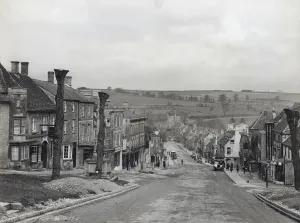 Drucke von Hochstrasse, Burford, West Oxfordshire. Blick nach Norden entlang der Hochstrasse mit dem Denkmal für den Krieg im Vordergrund, 1925-1935 Einkaufsstraßen – Geschäfte, Straßen und Stadtzentren: Burford Dac 01 03 30