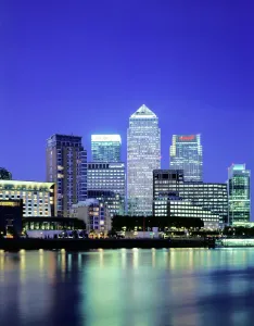 Drucke von Kanariewerf, Docks von London im Bezirk desTowerhamlets. Die Geschäftsbezirkskanalier Werf mit hohen Hochhäusern bei Nacht und Lichtreflexionen am Fluss Themse Städte in England – Straßen, Skylines und das Leben in der Stadt: Kanarenwerf am Abend, J060022