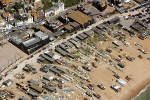 Drucke von Die Stade , strandverschossene Fischboote , Netzläden und die Hastings Contemporary Kunstgalerie , Ost-Sussex , 2016 Zeitgenössische Kunst Drucke: Stadion der Deutschen 33,21336