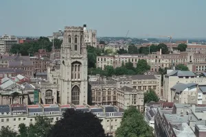 Drucke von Das Blick auf die Stadt von der Cabot's-Turm aus, zeigt einen Teil des Universitätsgeländes im Vordergrund und ist mit dem Foto-Nummer IOE 380278 gekennzeichnet Städte in England – Straßen, Skylines und das Leben in der Stadt: Universitäts-Turm und Willmsches Gedächtnisgebäude