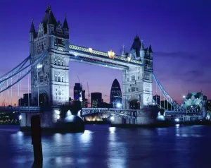 Drucke von TOWER BRIDGE, London. Tower Bridge in der Nacht mit dem Fluss Thames im Vordergrund und die Gherkin Swiss Re Tower durch das Brückenteil gerahmt Verkehr und Wasserstraßen in England – Eisenbahnen, Kanäle und Straßen: Tower Brücke J060036