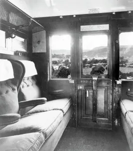 Erster Klasse-Compartment des kombinierten Wagons