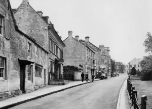 Drucke von Blick nach Norden entlang der New Street. Der Falke kann im Zentrum links auf der Straße gesehen werden, es ist noch immer ein Hotel des gleichen Namens heute Ort Drucke: Painswick Mai 1936