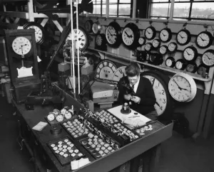 British Railway History Drucke: Clock Shop, Reading Signal Works, 1969