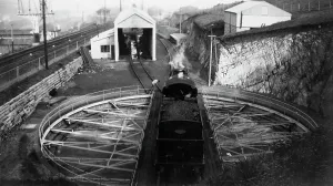 Drucke von Ein Blick auf die Drehplatte im Ilfracombe-Engine-Shed, Devon aus den Fünfzigerjahren Ort Drucke: Plattenbreiter im Ifracomb-Einzugshaus in Devon aus den 1950er Jahren