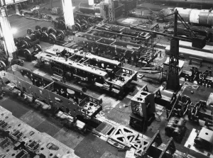 Drucke von In diesem Bild sind in der AE-Werkstatt von Swindon Works im Mai 1943 Loks der War Department-Klasse 2-8-0 unter Verwendungsbau vorbereitet Standard Spurweite Drucke: Zweierleiachse-Lokomotiven im Bau in der AE-Werkstatt, 1943