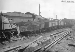 Zerstörung durch Luftangriff auf Güterwagen bei der Bahnhofsstation von Newton Abbot im Jahr 1940