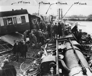 Drucke von Am Abend des November 4th 1940 verließ Lokomotive Nr. 6028 König Georg VI das Paddington Station mit dreizehn Wagen und führte sie auf den Weg nach Penzance Somerset Bahnhöfe Drucke: Zerstörung eines Zuges von Norton Fitzwarren, 1940