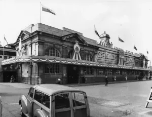 Vintage Railway Stations UK Drucke: Royal Visit to Cardiff & Station Decorations, 5th August 1960