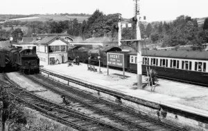 Drucke von Ein Blick auf das Bahnhofsbild von Brent Station, Devon, um die Jahrzehnte 1950er, zeigt einen Dampflokomotiv am Bahnsteig und Mitglieder des Stationspersonals im Wartebereich Bahnhöfe Der GWR Und Angeschlossener Unternehmen Drucke: Brent Station in Devon um die 1950er Jahre