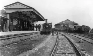 Drucke von Dieser Blick auf das Bahnhofsvorfeld von Brixham zeigt Fahrgäste und ein unbekanntes Lokomobil im Wartebereich Bahnhöfe In Devon Drucke: Brixham Bahnhof, ca 1910
