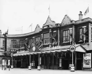 Drucke von Ein Blick auf das Tudorschnittgelände des Bahnhofs von Bath Spa im Somerset, der für die Besuchnahme von HRH Prinzessin Elisabeth am 3. Mai 1950 geschmückt wurde Bahnhöfe Der GWR Und Angeschlossener Unternehmen Drucke: Bad Badeanstaltbahnhof, Sommerset, März 1950