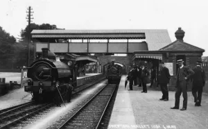 Drucke von Ein Blick auf das Bahnhof Shepton Mallet im Somerset um die Jahrhundertsechszerkunft mit Saddle Tank Nr.2729 vorne und mehreren Passagieren auf der gegenüberliegenden Plattform.Shepton Mallet station Somerset Bahnhöfe Drucke: Bahnstation Shepton Mallet, Somerset um 1910