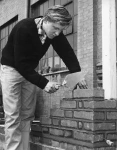 Great Western Railway Apprentices Drucke: Apprentice bricklayer at Swindon's Pre-Apprentice Training School, 1963