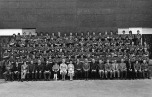 Drucke von Gruppenfoto der Schülerklasse von 1980/81 des Ausbildungsgymnasiums in Swindon, das im August 1981 aufgenommen wurde. Das Ausbildungsgymnasium befand sich an der Dean Street Menschen Drucke: Jugendlehrgangsschule, Klasse 1980/81