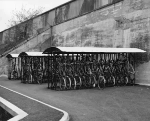 Steam Museum Exhibits UK Drucke: Cycle rack outside the Apprentice Training School, Swindon