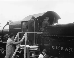 Lokomotiven Der Castle-Klasse Drucke: König Georg V. betritt den Wagen von No 4082 Windsor Castle, 1924.