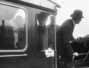 Drucke von König Georg V und Königin Maria besuchten die Swindon Werke im April 1924. Sie kamen und gingen vom Windsor-Kastell aus an Standard Spurweite Drucke: Königin Mary auf der Fußplatte von Nr. 4082 Windsor Castle, 1924