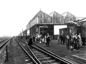 Drucke von Arbeiter und Familien der Swindon-Works machten sich auf den Weg, um die Triebfahrzeuge zu bestigen Ort Drucke: Arbeiter des Swindon Works stiegen im Jahr 1934 die Triebwagenzüge an