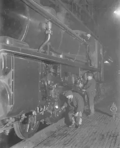 König Artus Drucke: Überholen eines König Arturs Motors am Neuen Elm in London im Jahr 1925