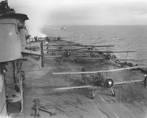 Drucke von Fairieschwerterfisch II Flugzeug des 810. Zugesuchs mit Grummans Marletts im Hintergrund der HMS Illustriös, 1942 Erster Weltkrieg Drucke: Swordfish Fairey II