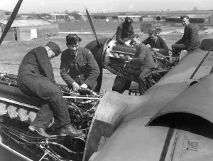 Maschinenleute bei der Arbeit, RAF Bottesford 1942