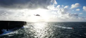 Jenseits der dramatischen Kalkfelsen der Aran-Inseln, patrouilliert die Rettungshubschrauber von der irischen Küstenwache Rescue 115 und das Severn-Klasse-Schiff David Kirkaldy in den welligen Atlantikgewässern am Eingang zum Galway-Bay